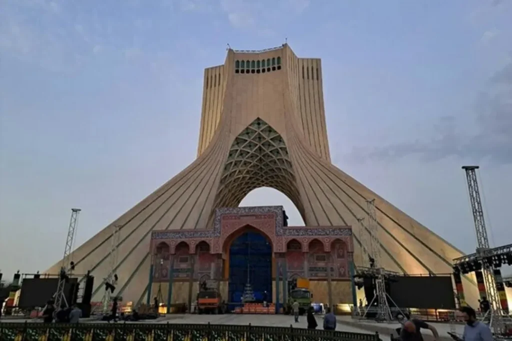 سازه غیرمجاز در حریم برج آزادی - میراث فرهنگی دستور جمع آوری داد